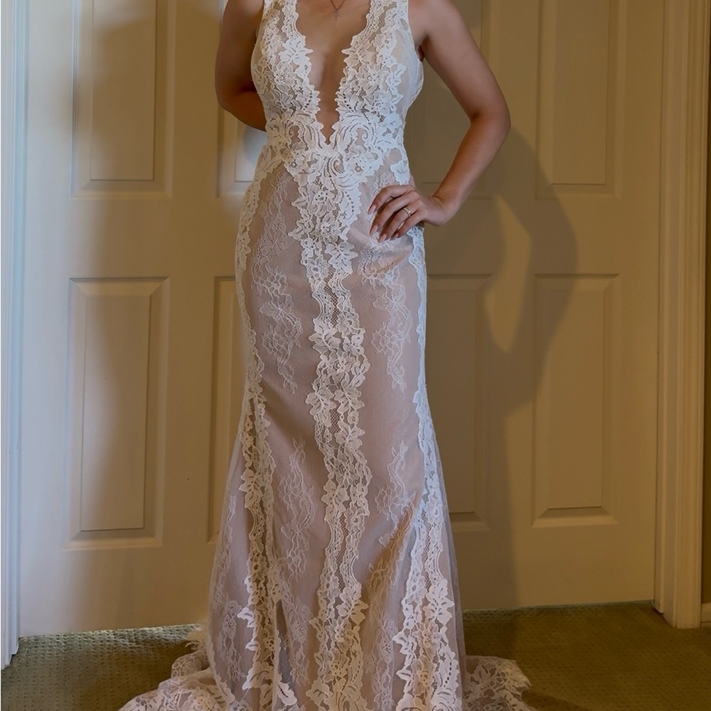 Libelle “Giorgia” - Elegant Lace Gown in White and Cream